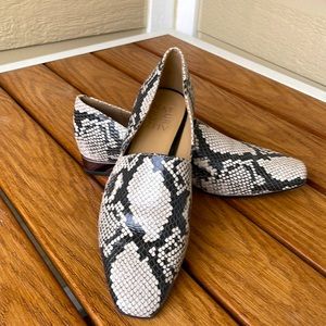 Naturalizer Snakeskin Loafers EUC Size 6.5 (fits a 7)
